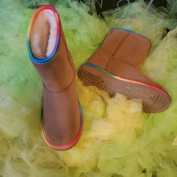 Youth UGGS boots - Picture 1 of 4